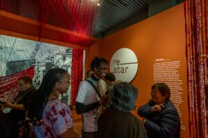 Estudantes do projeto de extensão da USP durante visita à abertura da exposição Reatar no Museu da Imigração.
