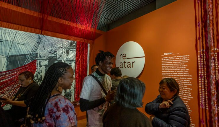 Estudantes do projeto de extensão da USP durante visita à abertura da exposição Reatar no Museu da Imigração.