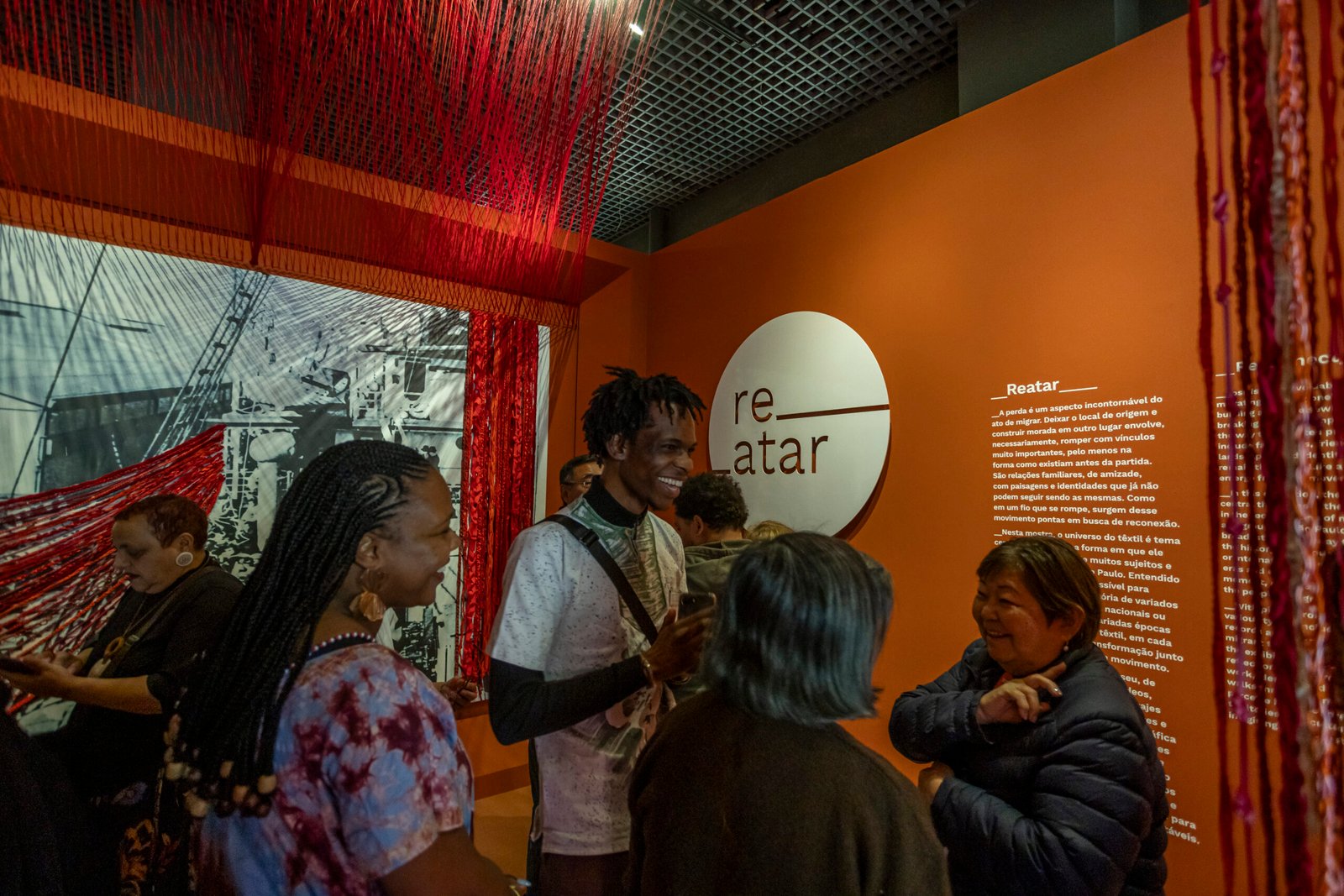 Estudantes do projeto de extensão da USP durante visita à abertura da exposição Reatar no Museu da Imigração.
