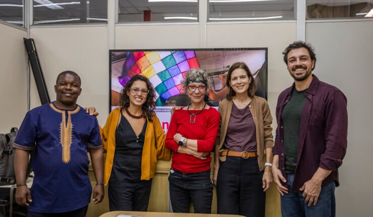 Marie-Caroline Saglio-Yatzmirsky em reunião com integrantes do Projeto de Extensão Fronteiras Cruzadas da USP, em São Paulo.
